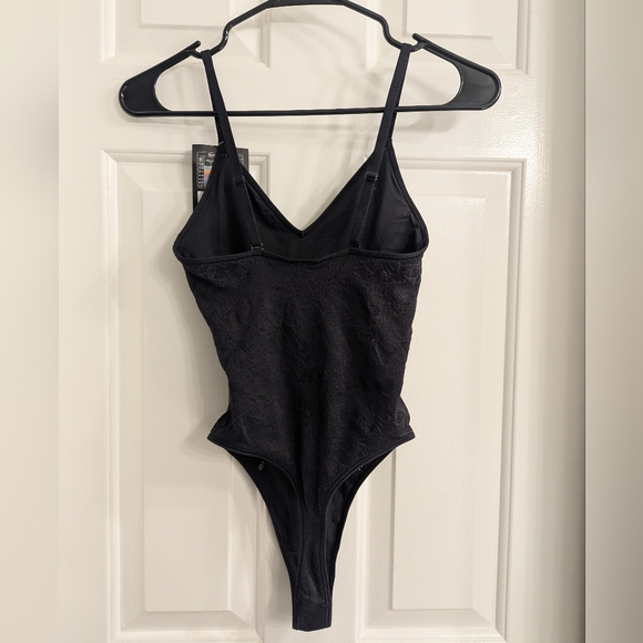 Maidenform Basically Sexy Seamless Smoothing Lace Bodysuit Size Medium - Picture 4 of 6